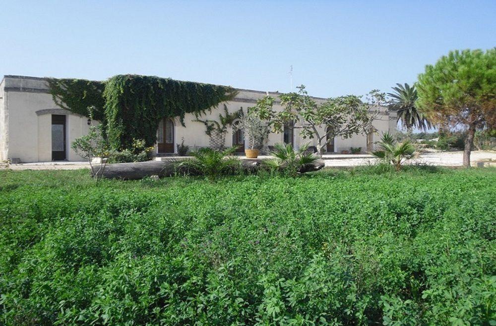 Bio-Agriturismo Masseria La Palombara サルヴェ エクステリア 写真